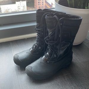 Chic Shiney Black North Face Snow Boots ! Size 6